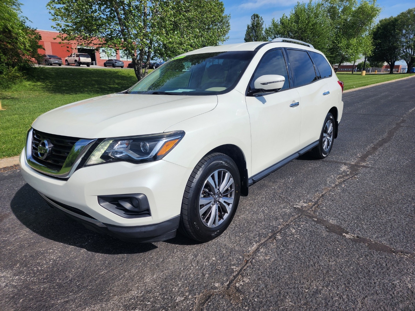 photo of 2018 Nissan Pathfinder SL